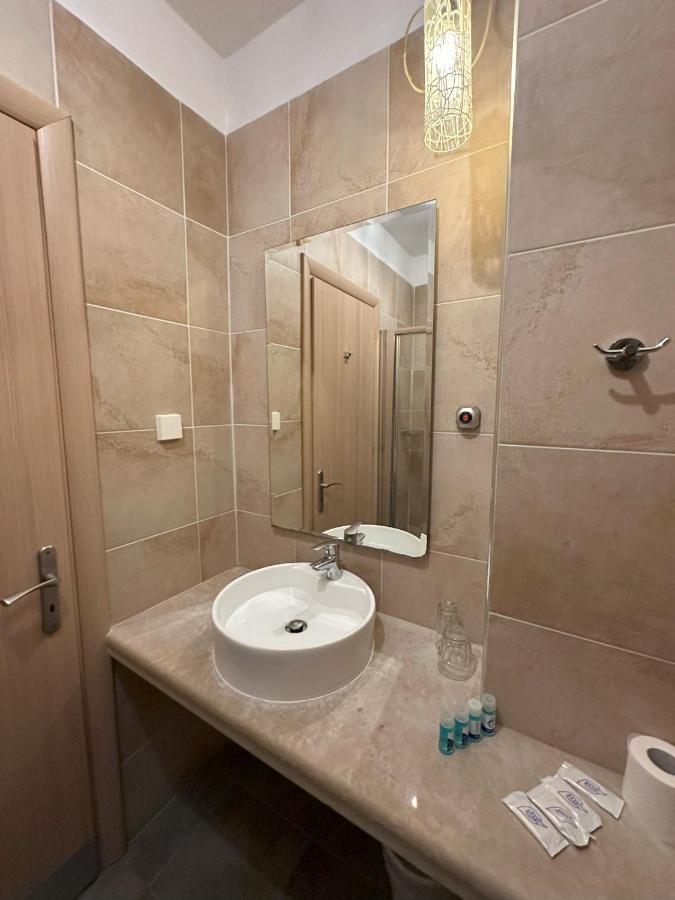 ניי פורי Hotel Afrodite מראה חיצוני תמונה